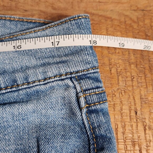 Old Navy Women's Distressed Jean Short Size 14 EUC - Picture 8 of 12